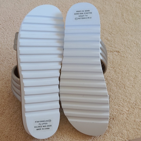 AEROSOLES Gold Puffer Strap Kinnelon Sandal - Picture 8 of 8